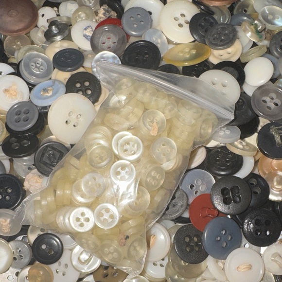 6,168 Button Bundle Assorted - Picture 11 of 13